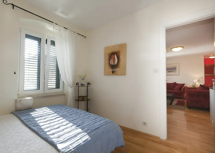 Boutique Guest Zephyrus Split