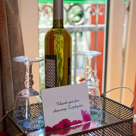 Boutique Guest Zephyrus בית הארחה